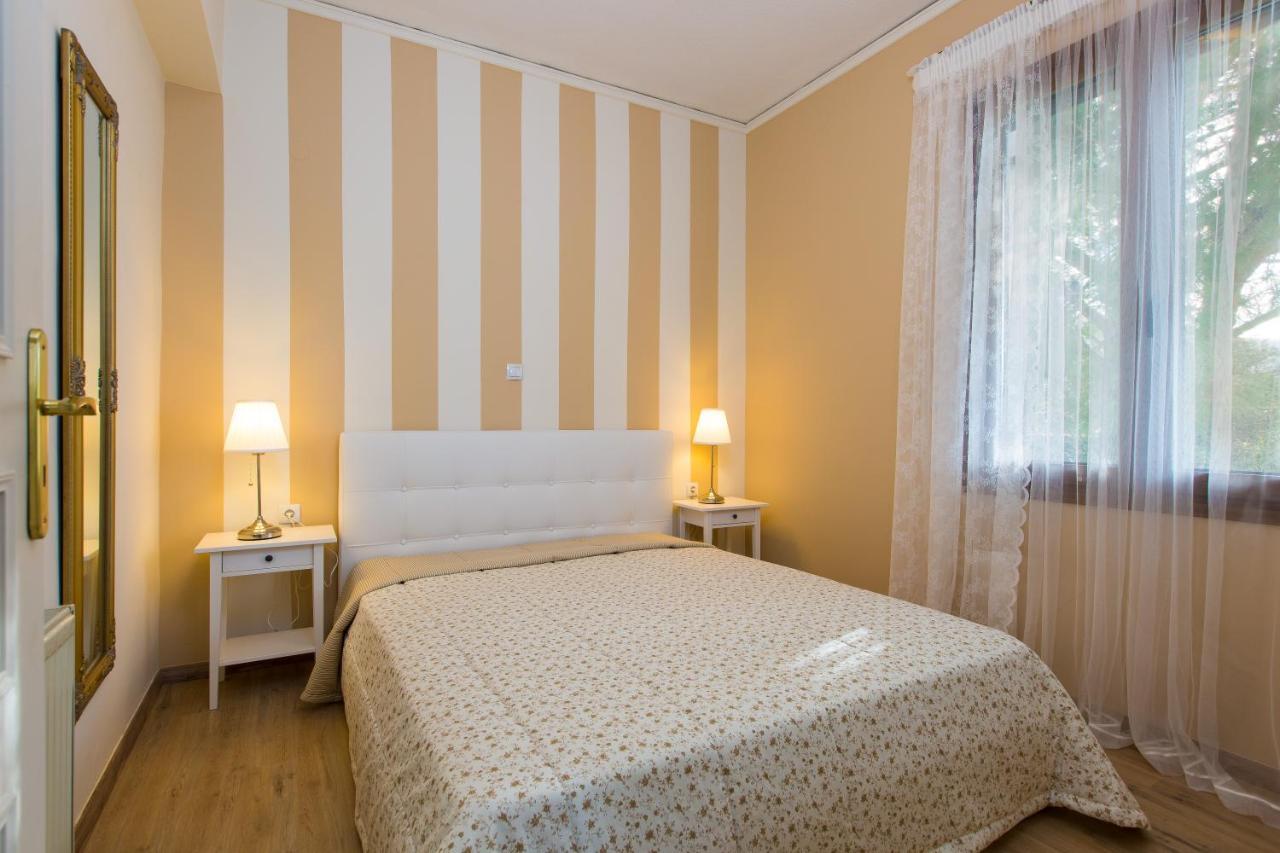 Beachfront Family Villa Katerina With Private Pool, Playground, Bbq & Amazing Sea Views! Petres  Exterior photo