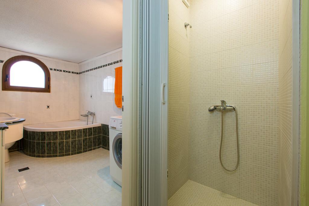 Beachfront Family Villa Katerina With Private Pool, Playground, Bbq & Amazing Sea Views! Petres  Exterior photo